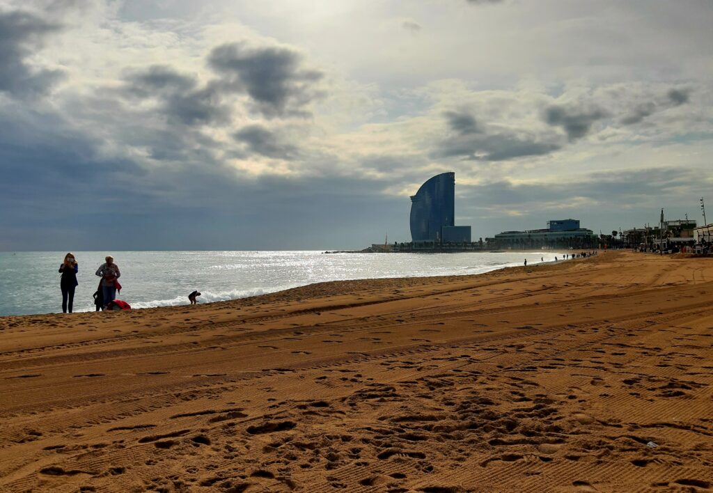 Barcelona plaża widom na nowoczesne budynki zachód słońca