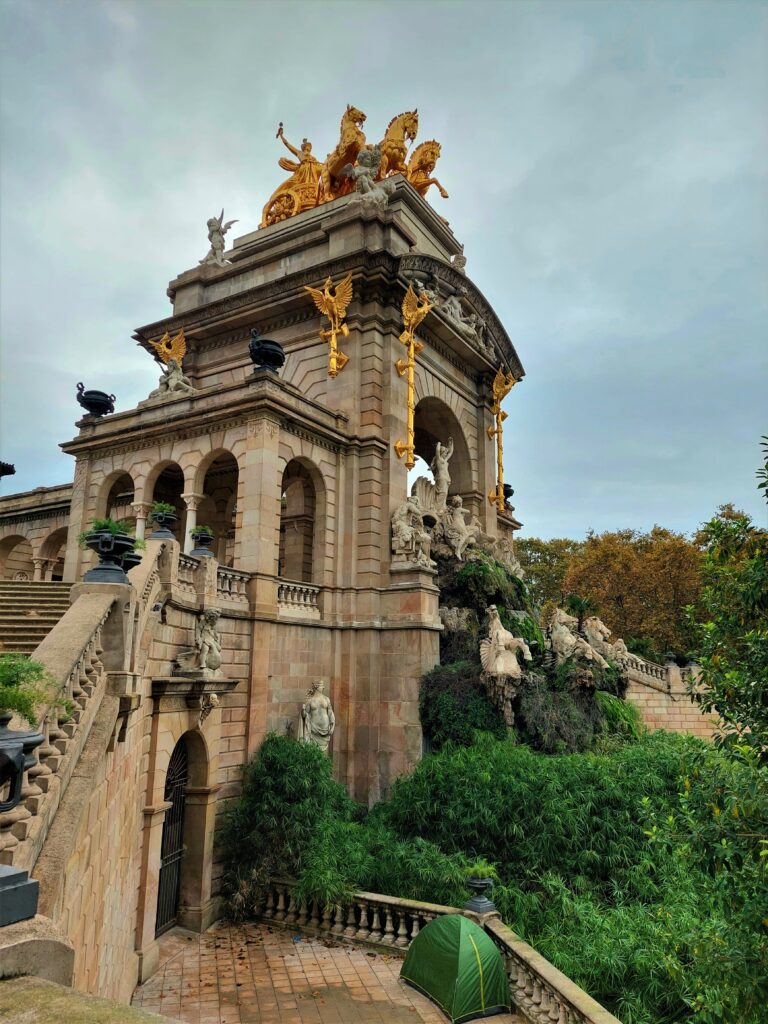 Font de la Cascada budynek złote figury koni