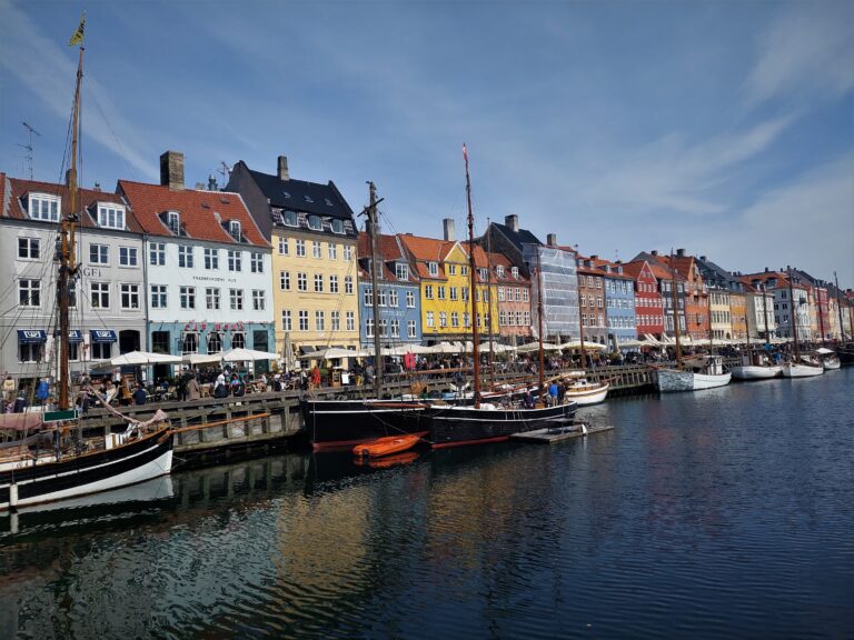 Kopenhaga nabrzeże Nyhavn widok na kolorowe kamienice i statki wycieczkowe