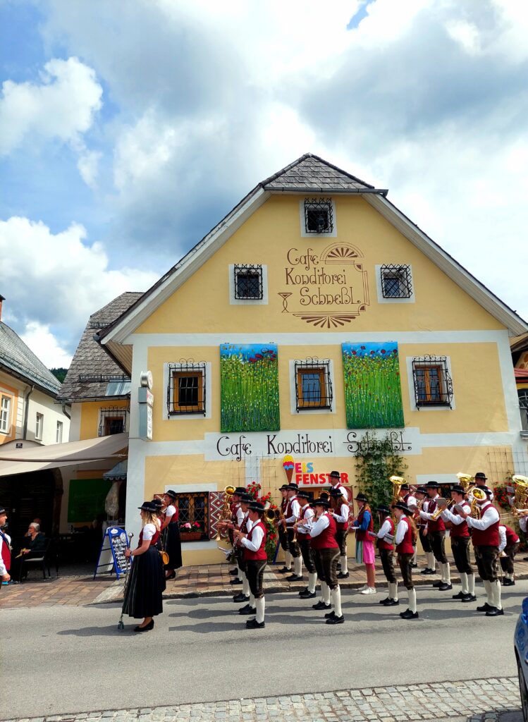 Dolna Austria 
Orkiestra dęta przy kolorowo zdobionej gospodzie Dolna Austria