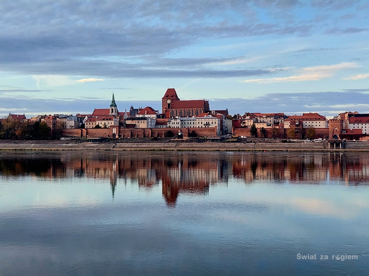 Toruń panorama miasta z drugiego brzegu