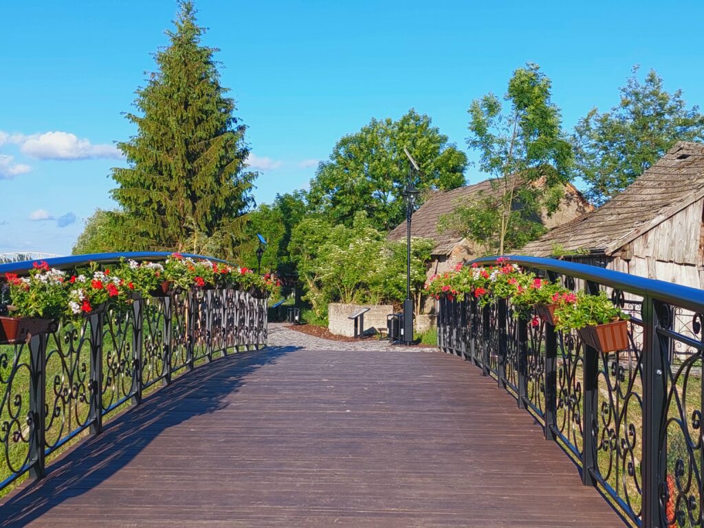 Tykocin promenada nad Narwią mostek