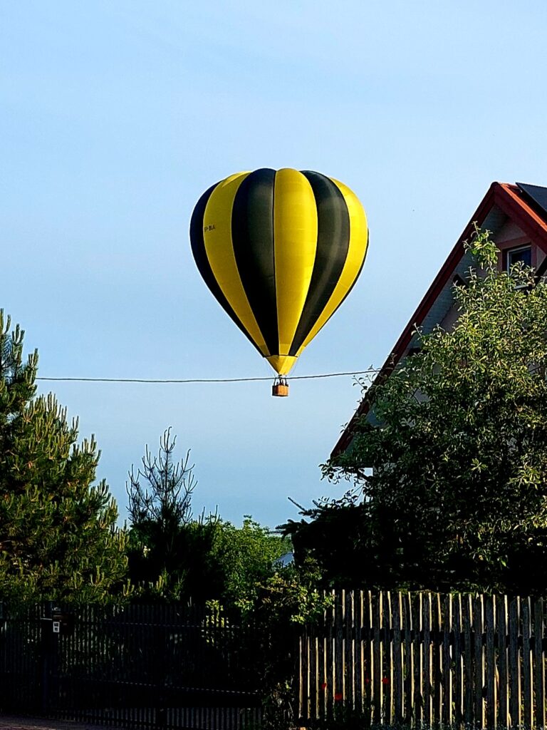 Balon nad dachami Tykocin