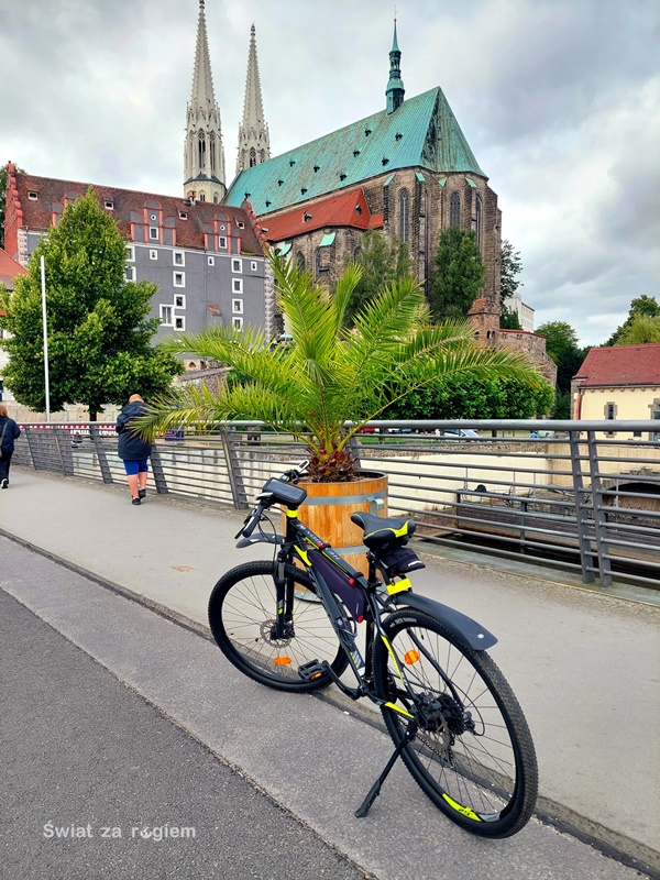 Widom na Katedrę w Goerlitz z mostu granicznego, rower w tle