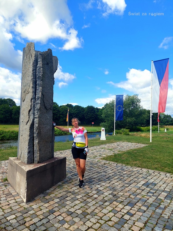 Obelisk nad Nysą Łużycką, flagi trójstyk granic