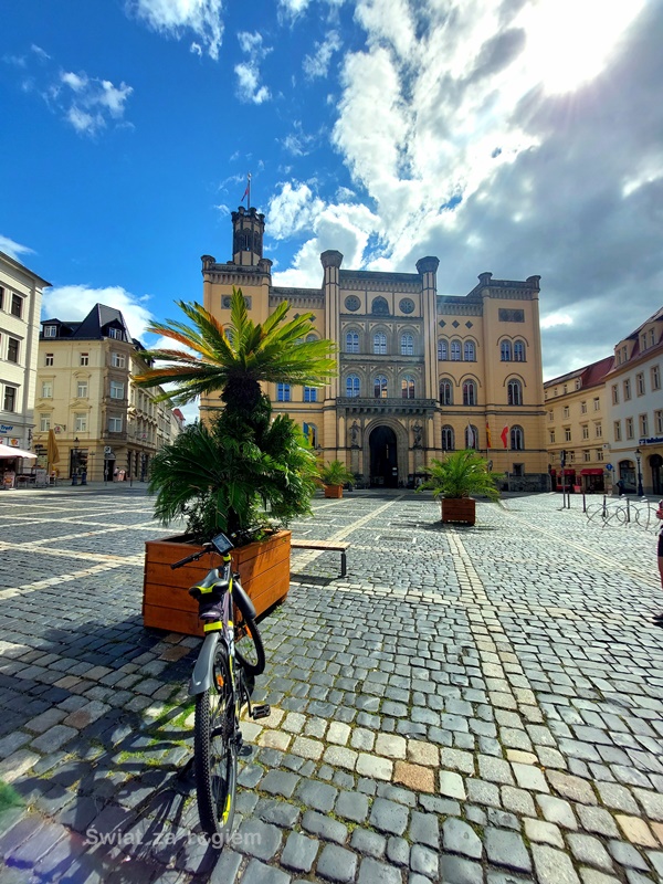 Rynek w Zittau widok na Ratusz na tle roweru