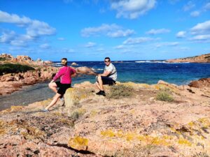 Skaliste wybrzeże Sardynii plaża Cala Sarraiana