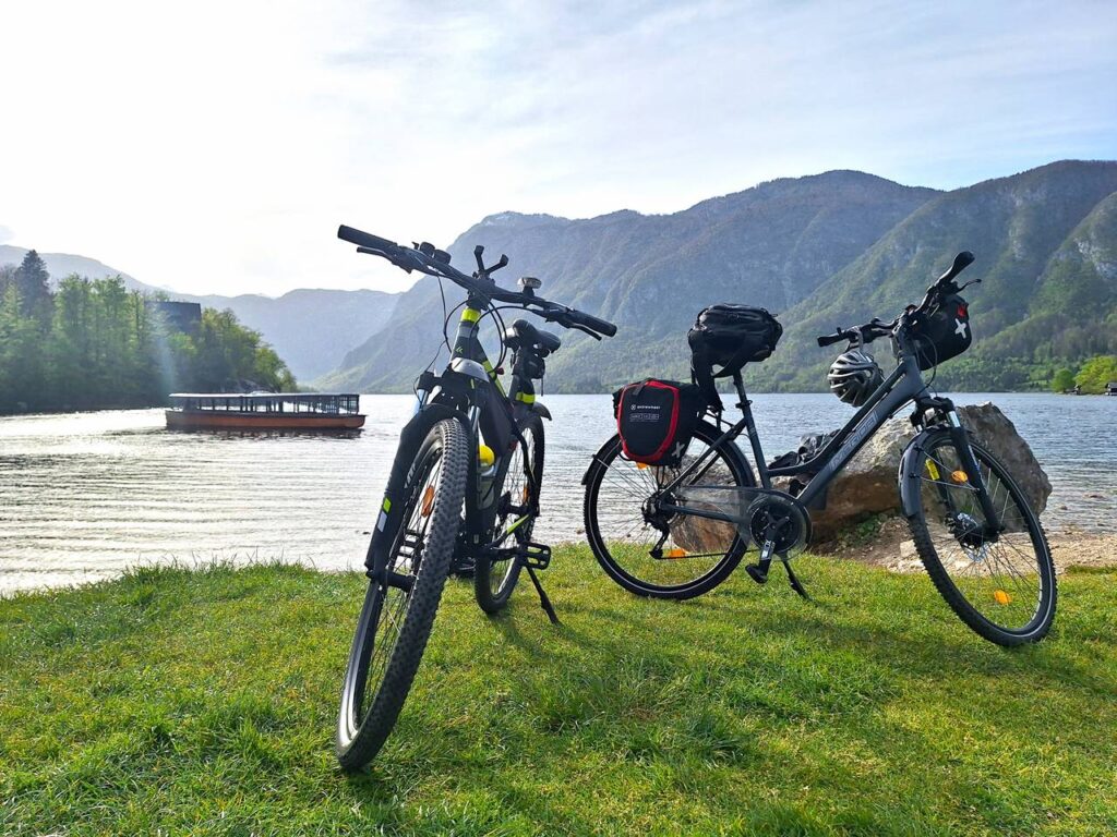 Widok na Jezioro Bohinj i otaczające go górskie szczyty