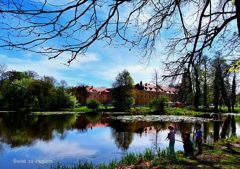 Pocysterski Zespół Klasztorno-Pałacowy w Rudach widok na staw i klasztro