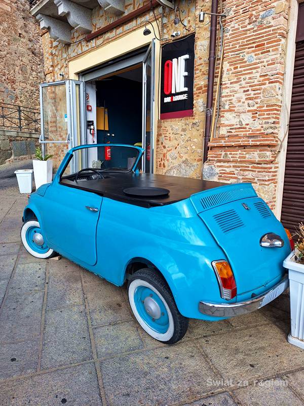 Turkusowy Fiat 500, bar w Nicotera Kalabria