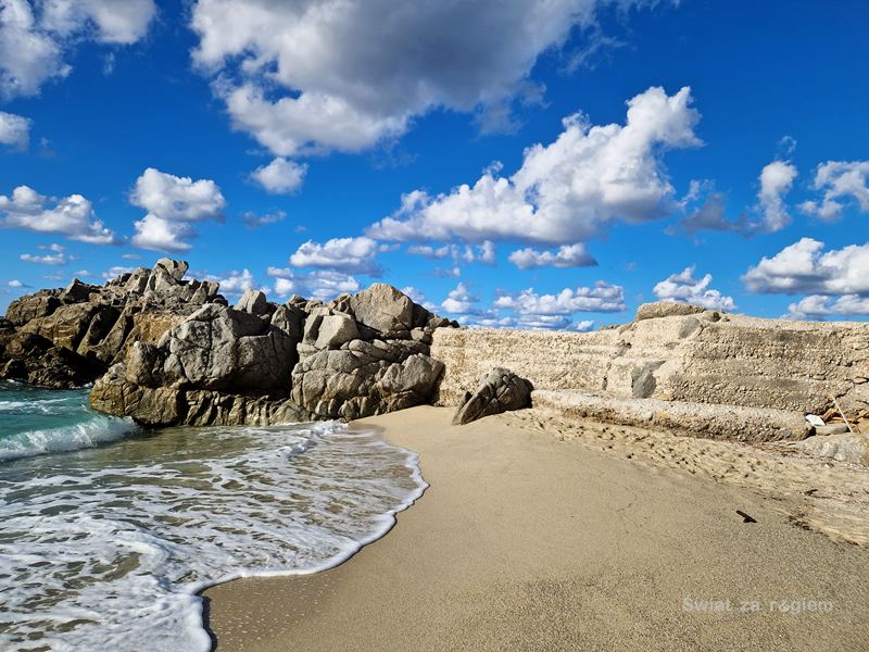 Plaża Michelino. Skały i biały piasek wakacje w Kalabrii