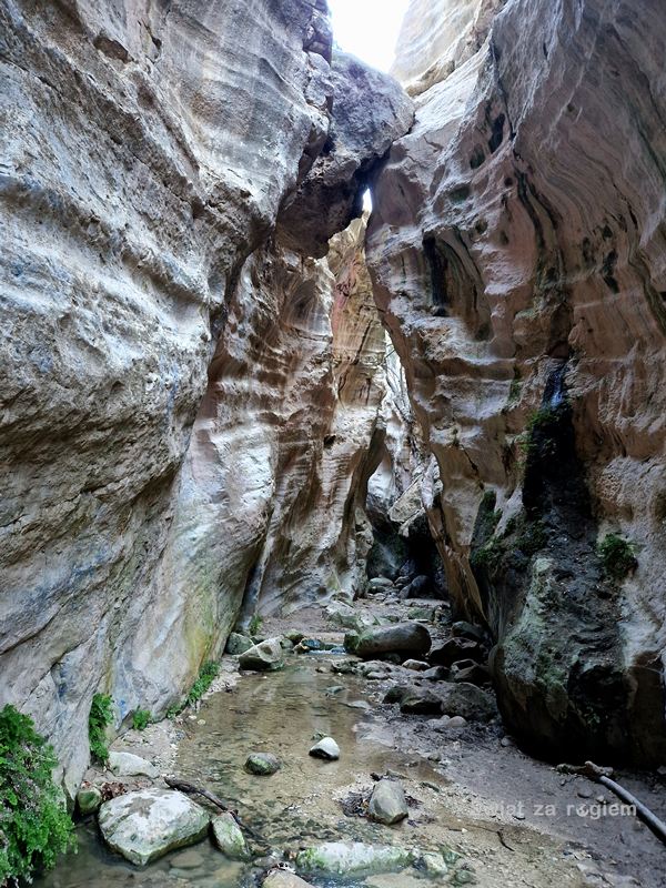 Wąwóz Avacas wysokie ściany trekking