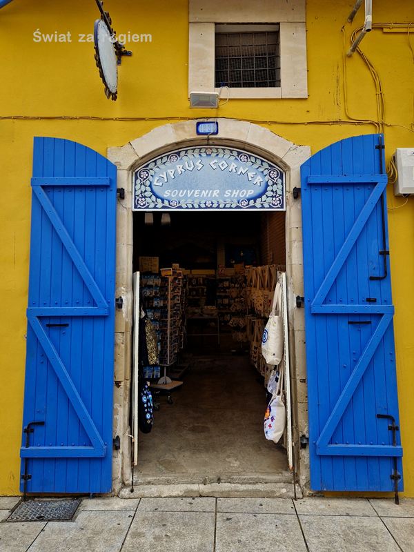 Kolorowe budynki niebieskie drzwi Limassol Cypr