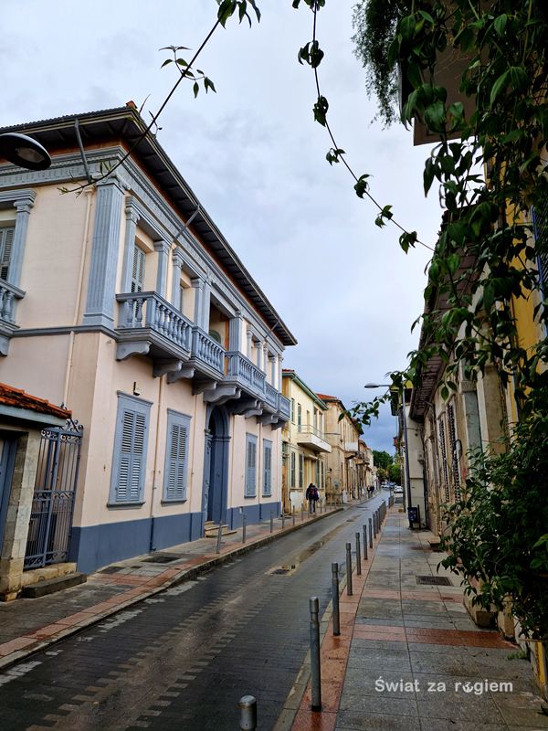 Uliczki Limassol po deszczu Cypr poza sezonem