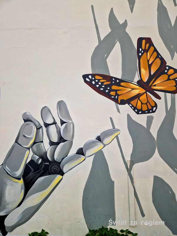 Mural Limassol motyl i dłoń