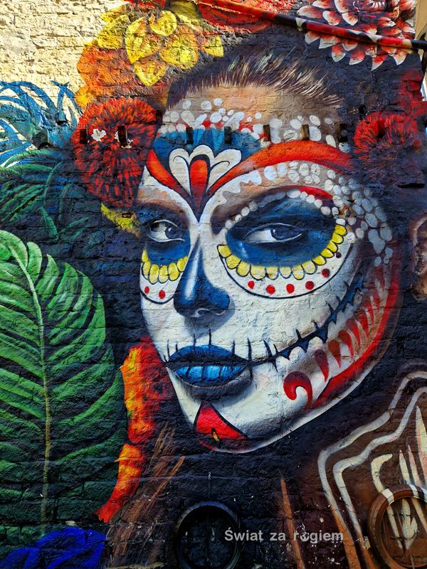 Mural kobieta z kolorową twarzą Limassol