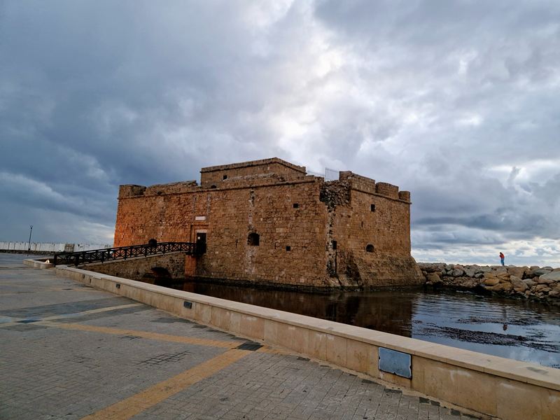 Widok na zamek w porcie Pafos