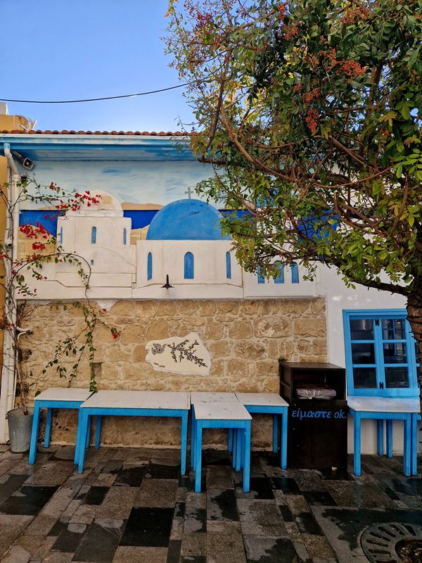 Uliczki Pafos w greckich barwach