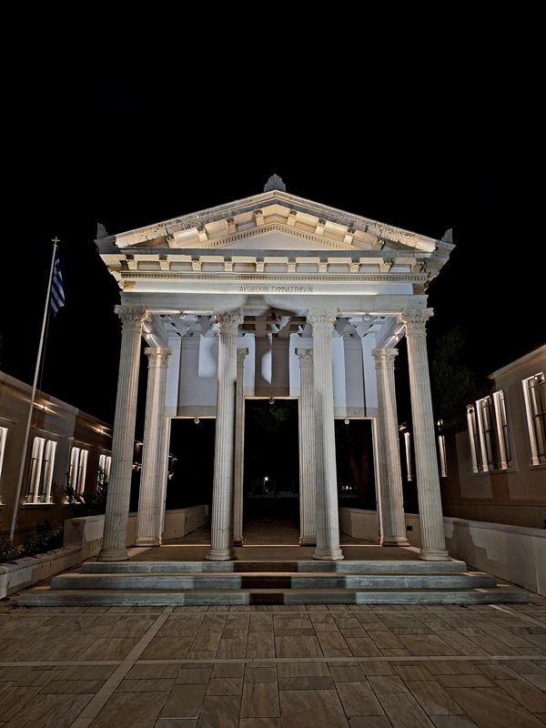 Oświetlone budynki w centrum Pafos