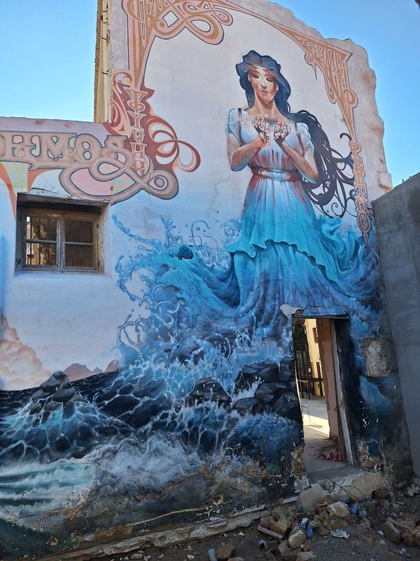 Mural na zburzonej kamienicy w centrum Pafos