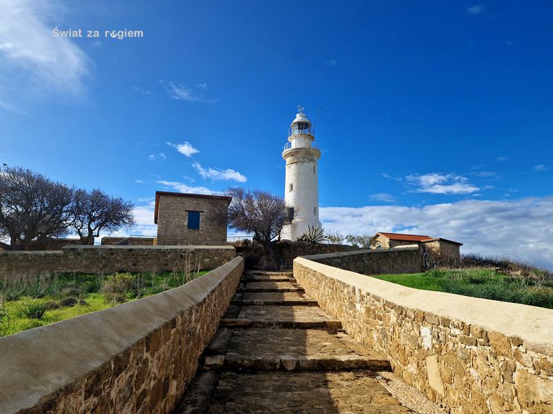 Widok na białą latarnię morską w Pafos