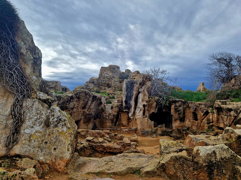 Kamienne groty grobowce królewskie Pafos Cypr