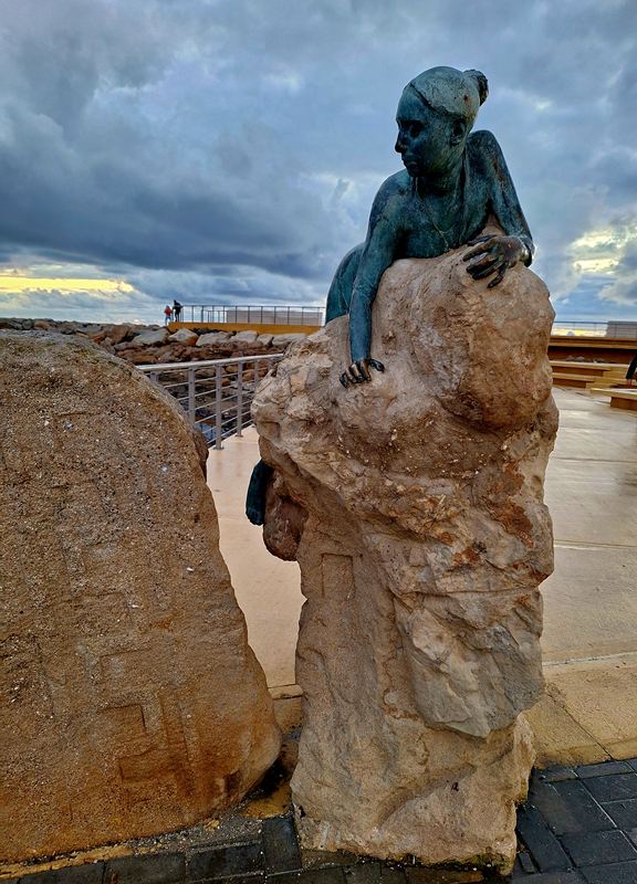 Promenada port Pafos pomnik kobiety