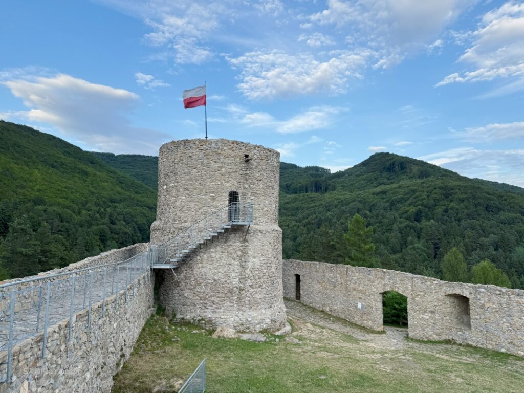 Zamek Rytro widok na góry kamienna wieża