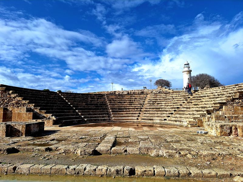 Cypr Pafos Widok na Odeon w tle latarnia morsk