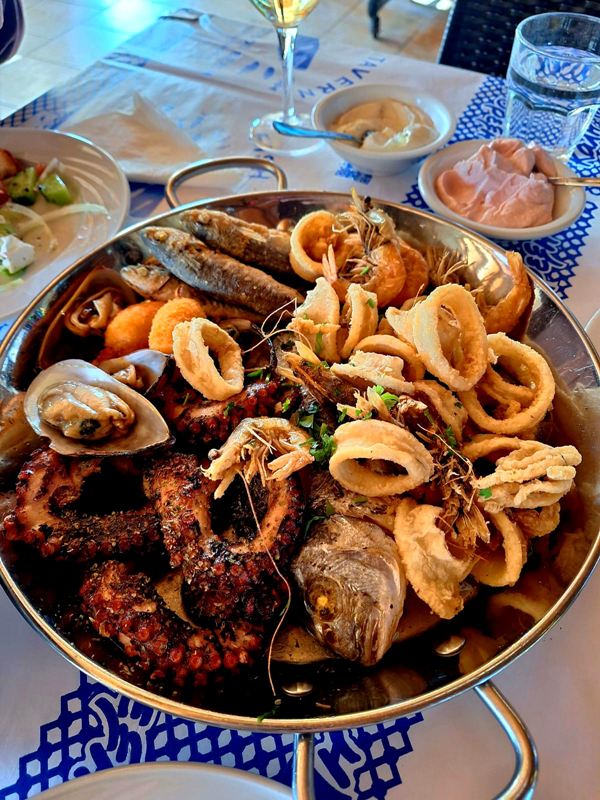 Wielki talerze owoców morza restauracja Latsi północny Cypr
