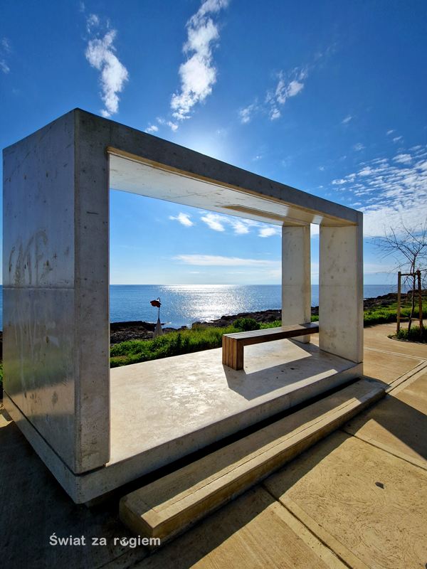 Nowoczesna infrastruktura na promenadzie w Pafos widok na morze