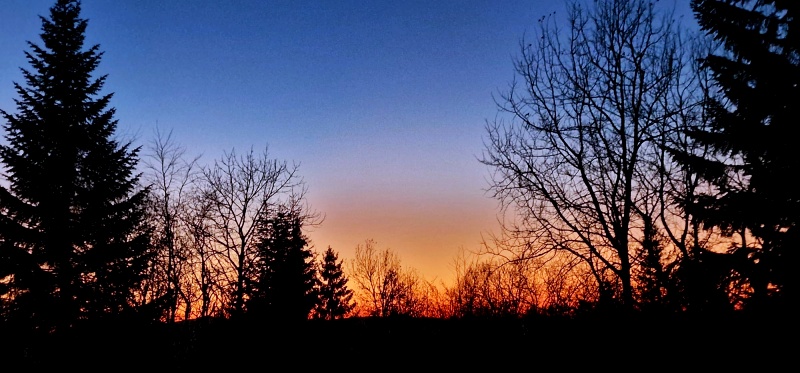 Wieczorne niebo nad Beskidami tuż po zachodzie słońca