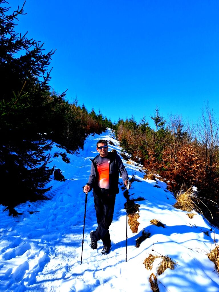 Ośnieżony szlak na Magurę Radziechowską