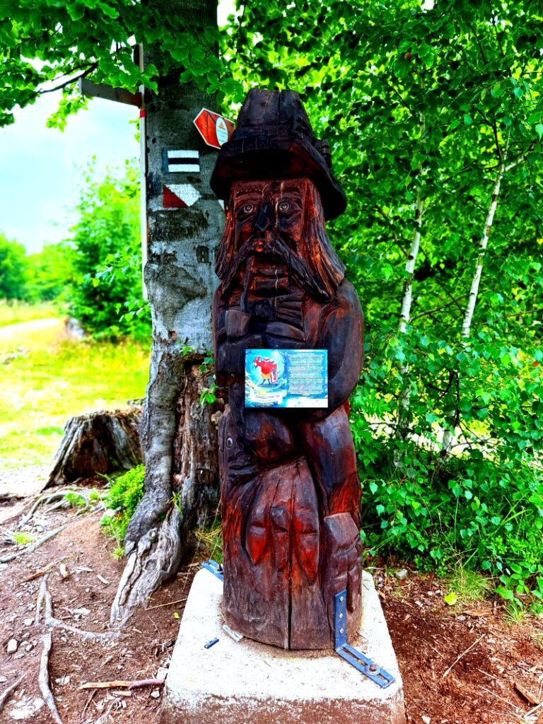 Drewniana figura na szlaku Utopca Brenna