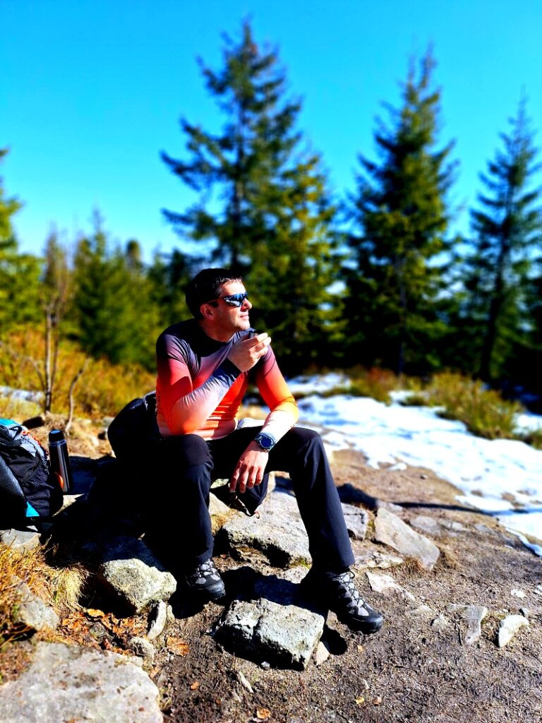 Chwila relaksu z kawą na szczycie Magury Radziechowskiej