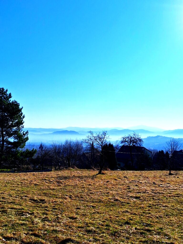 Widoki z Hali Radziechowskiej na zamglone szczyty