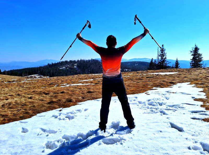 Przestronna widokowa Hala Radziechowska, pozostałości ściegu po zimie, powitanie wiosny