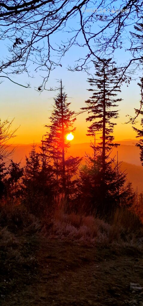 Jesienny zachód słońca w Beskidzie Śląskim pomarańczowe wieczorne niebo nad górami