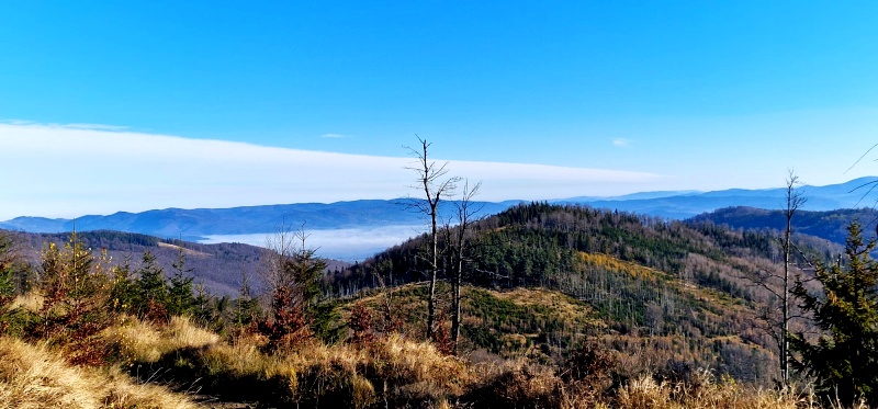 Widok na Beskidy w słoneczny dzien