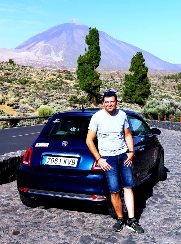 Samochód na tle wulkanu Teide. 