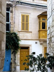 Kolorowe i spokojne uliczki Birgu