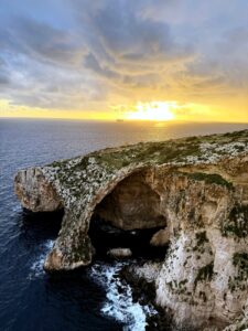 Widok na Blue Grotto o zachodzie słońca