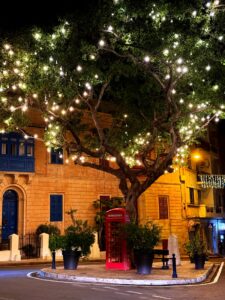 Sliema wieczorem, angielka budka telefoniczna
