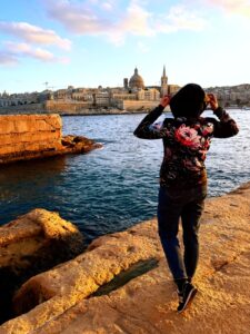 Widok na Vallette z nabrzeża w Sliema