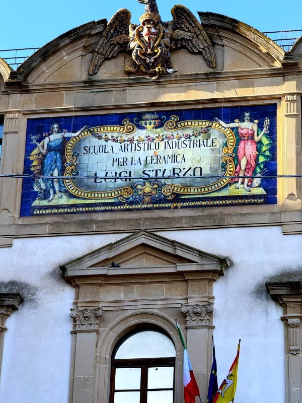 Ozdobny portyk na kamienicy Caltagirone