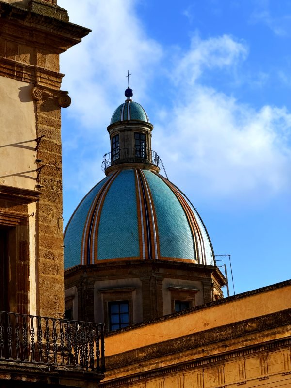 Odbibna błekitna kopuła kościoła Caltagirone