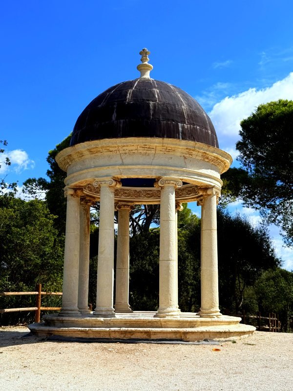 Castello di Donnafugata altana w parku
