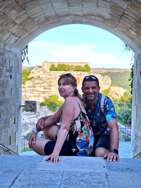 Ragusa przejście z widokiem na starą część miasta