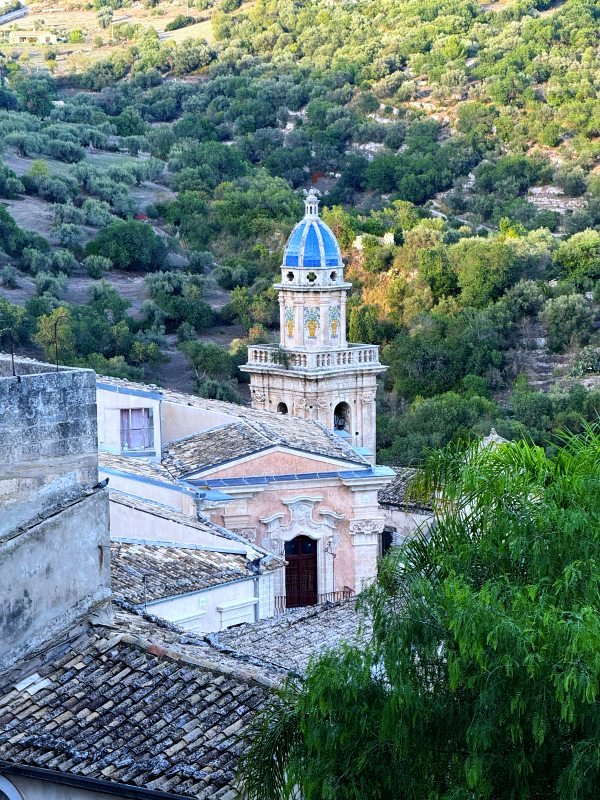 Ragusa Ibla widok na wieżę kościoła