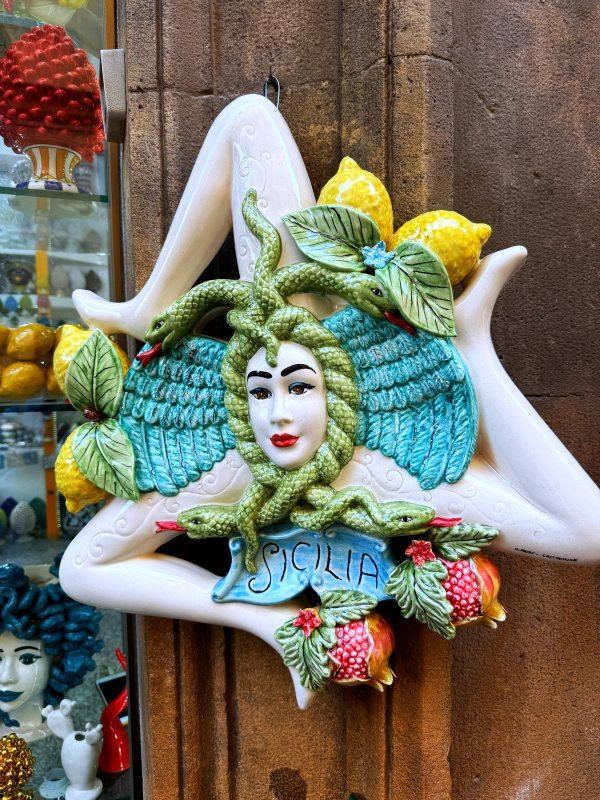 Ceramiczny symbol Sycylii Trinacria
